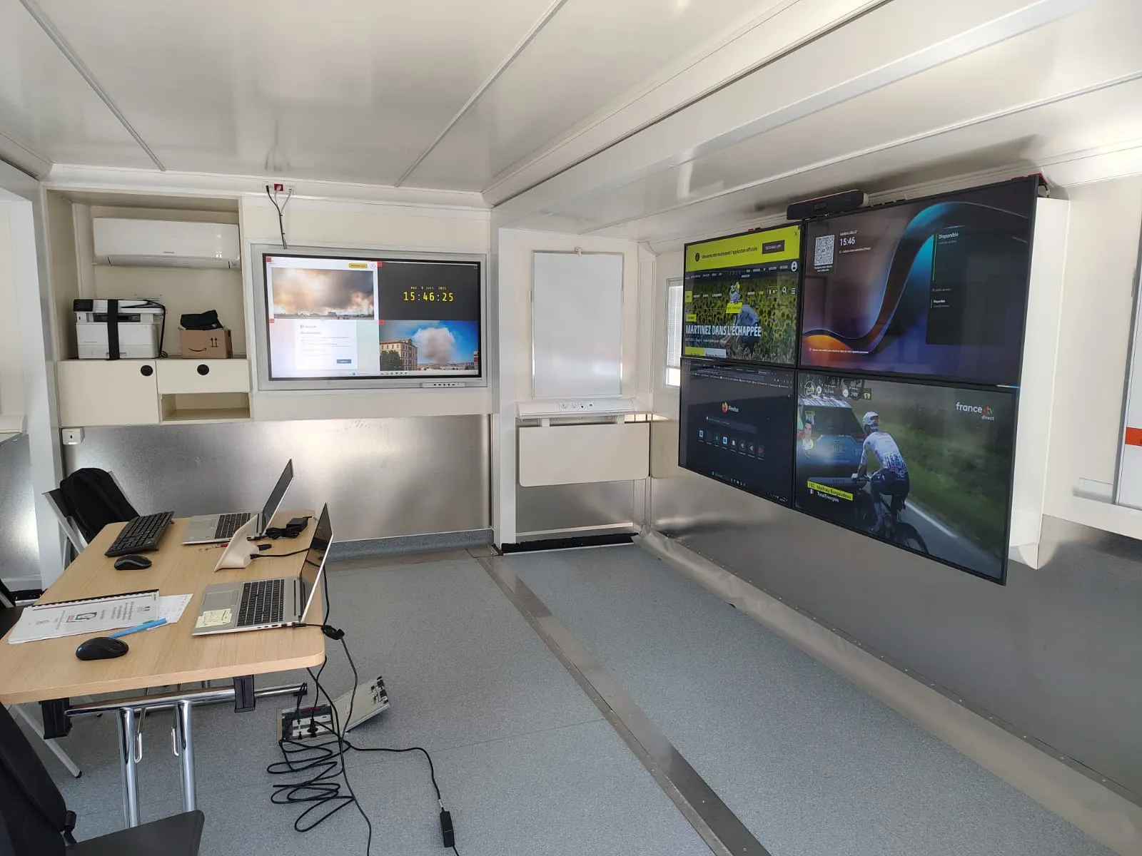 Intérieur de la cellule interservices du SDIS 76 avec mur d'images Easy Multi Display en direct