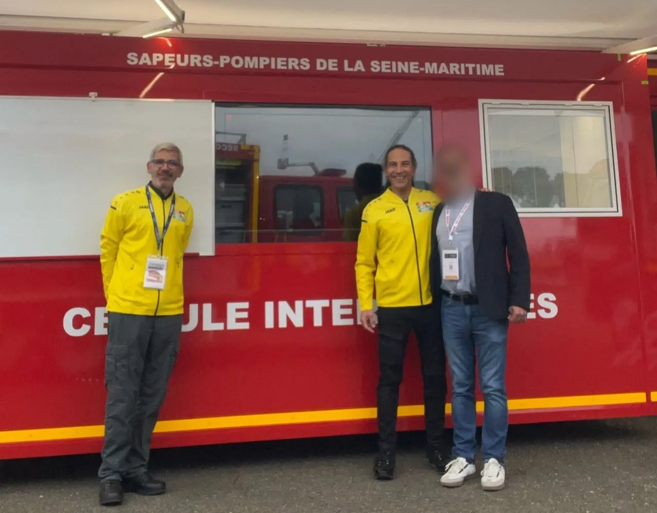 Patrice Barrault et Guy Condamine, fondateurs d'Easy Multi Display, devant la cellule interservices des sapeurs-pompiers de la Seine-Maritime