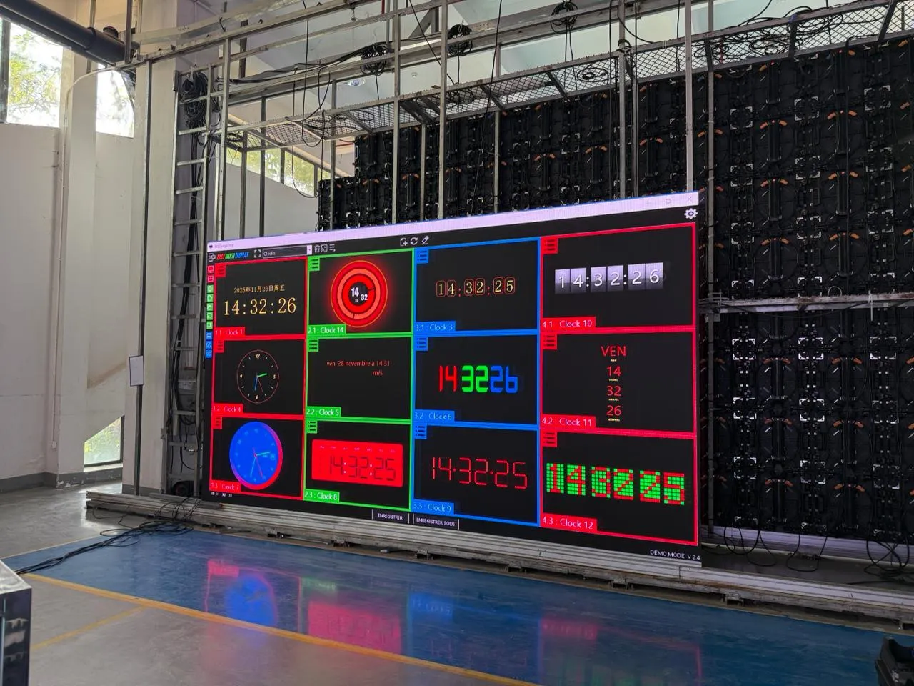Mur LED géant piloté par Easy Multi Display, découpé en douze zones numérotées affichant chacune une source différente