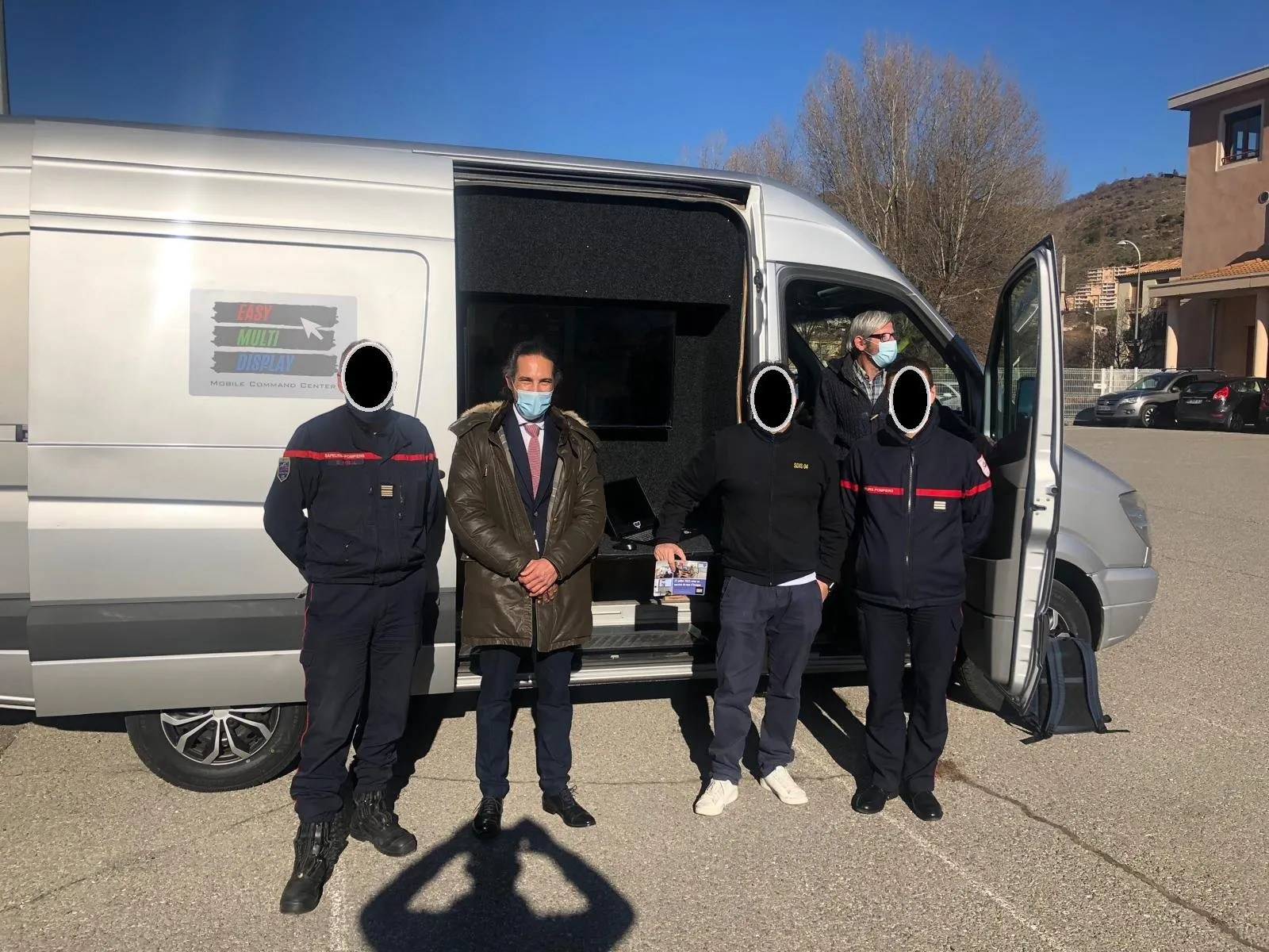 Mobilne stanowisko dowodzenia Straży 04: furgon Mobile Command Center wyposażony w Easy Multi Display
