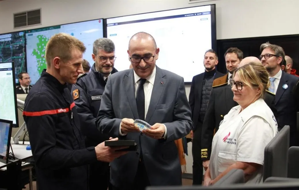 Le ministre de l'Intérieur en salle opérationnelle du SDIS 18 devant les murs pilotés par EMD