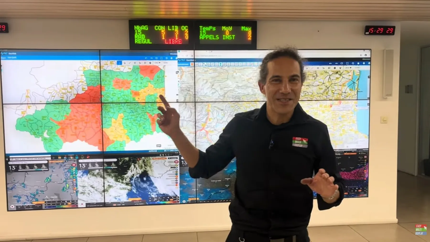 Guy Condamine d'Easy Multi Display devant le mur d'images du SDIS 66