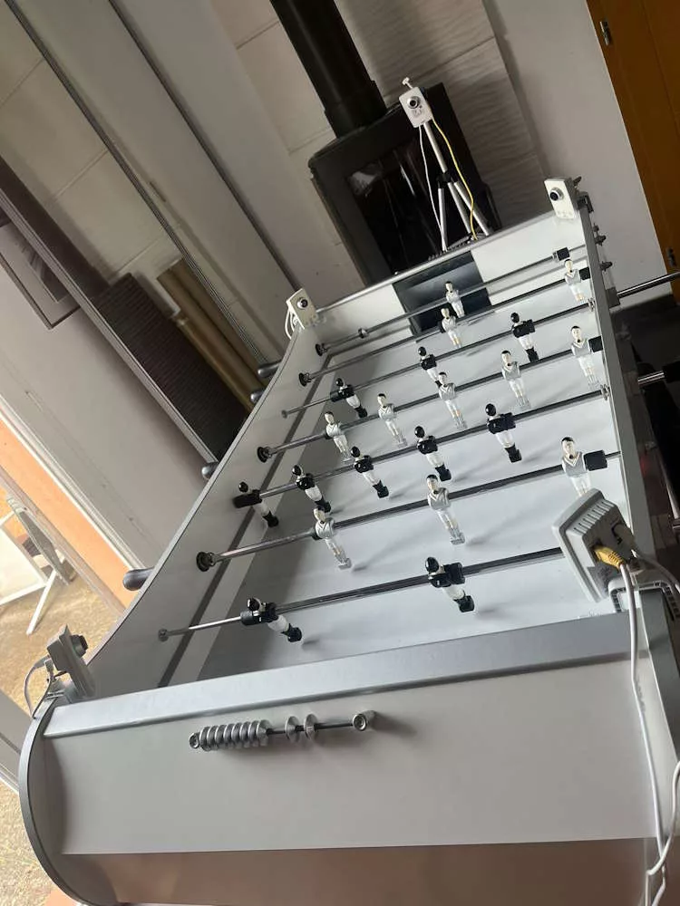 Cinq caméras Axis filmant un babyfoot René Pierre pour le test du mur d'images Easy Multi Display