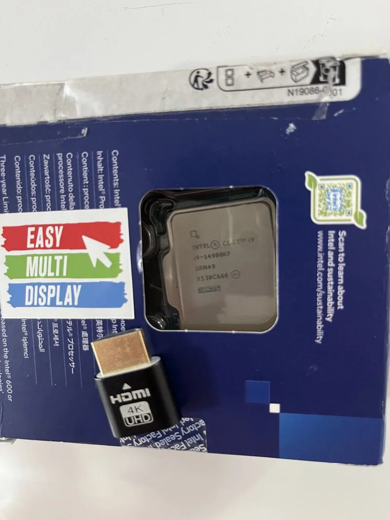 O HDMI dummy plug 4K pousado na caixa de um processador Intel Core i9-14900KF, com o autocolante Easy Multi Display