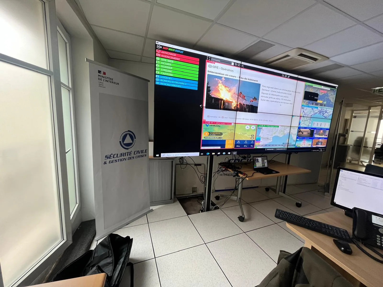 Mur d'images 6 écrans piloté par le logiciel Easy Multi Display, licence à 480 euros
