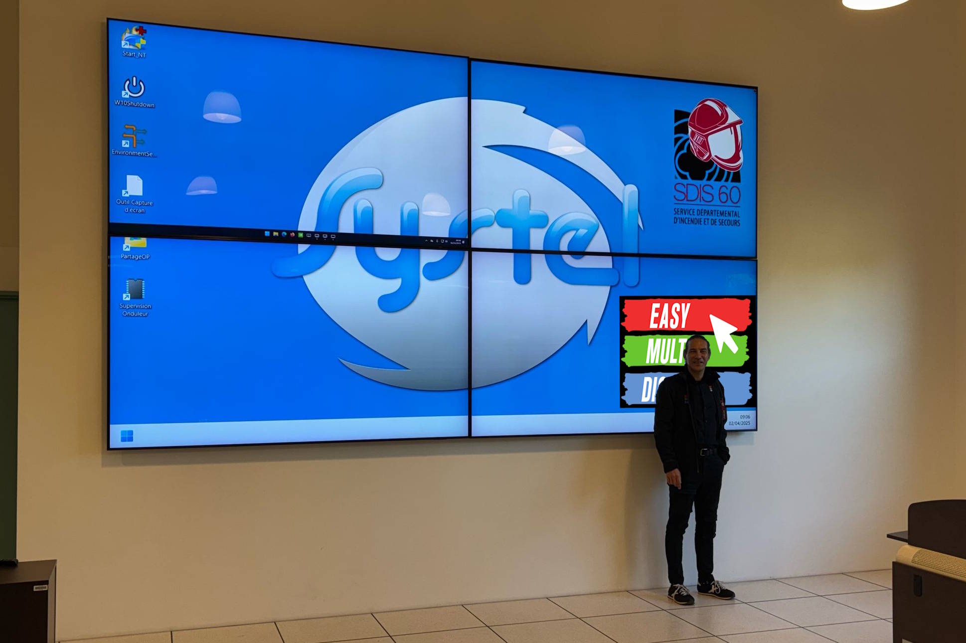 Salle de commandement équipée d'un mur d'images de quatre écrans 98 pouces piloté par le logiciel français Easy Multi Display
