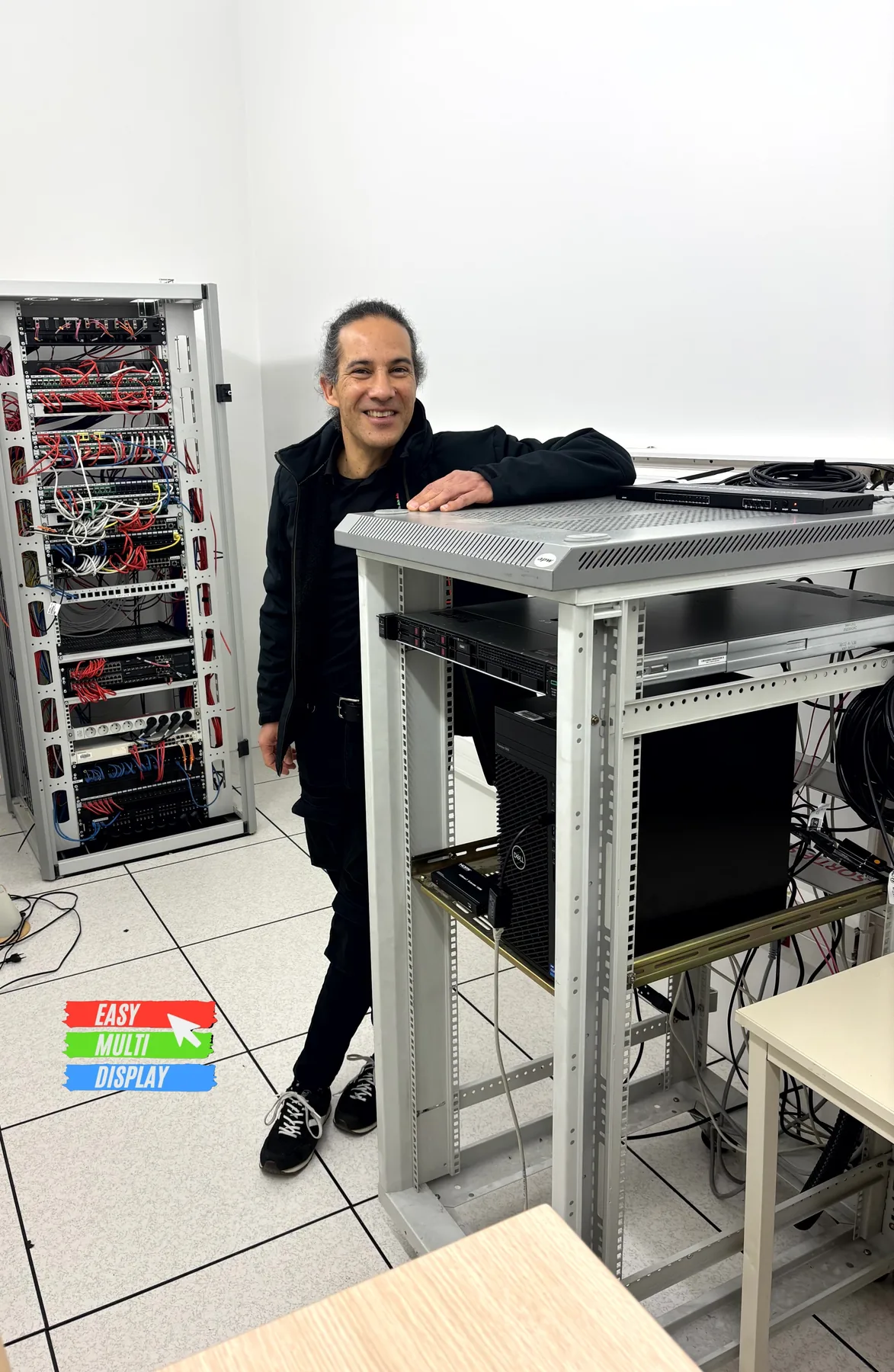 Patrice devant un rack serveur : les serveurs de murs d'images passent sur l'établi Easy Multi Display