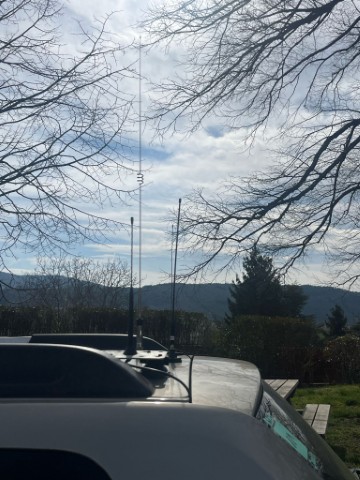 Smalband-radioapparatuur voor een crisisruimte en een mobiele commandopost