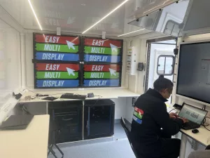 Parede de vídeo 360 integrada no veículo de comando dos bombeiros
