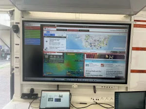 Interior do posto de comando móvel dos bombeiros do Sena Marítimo