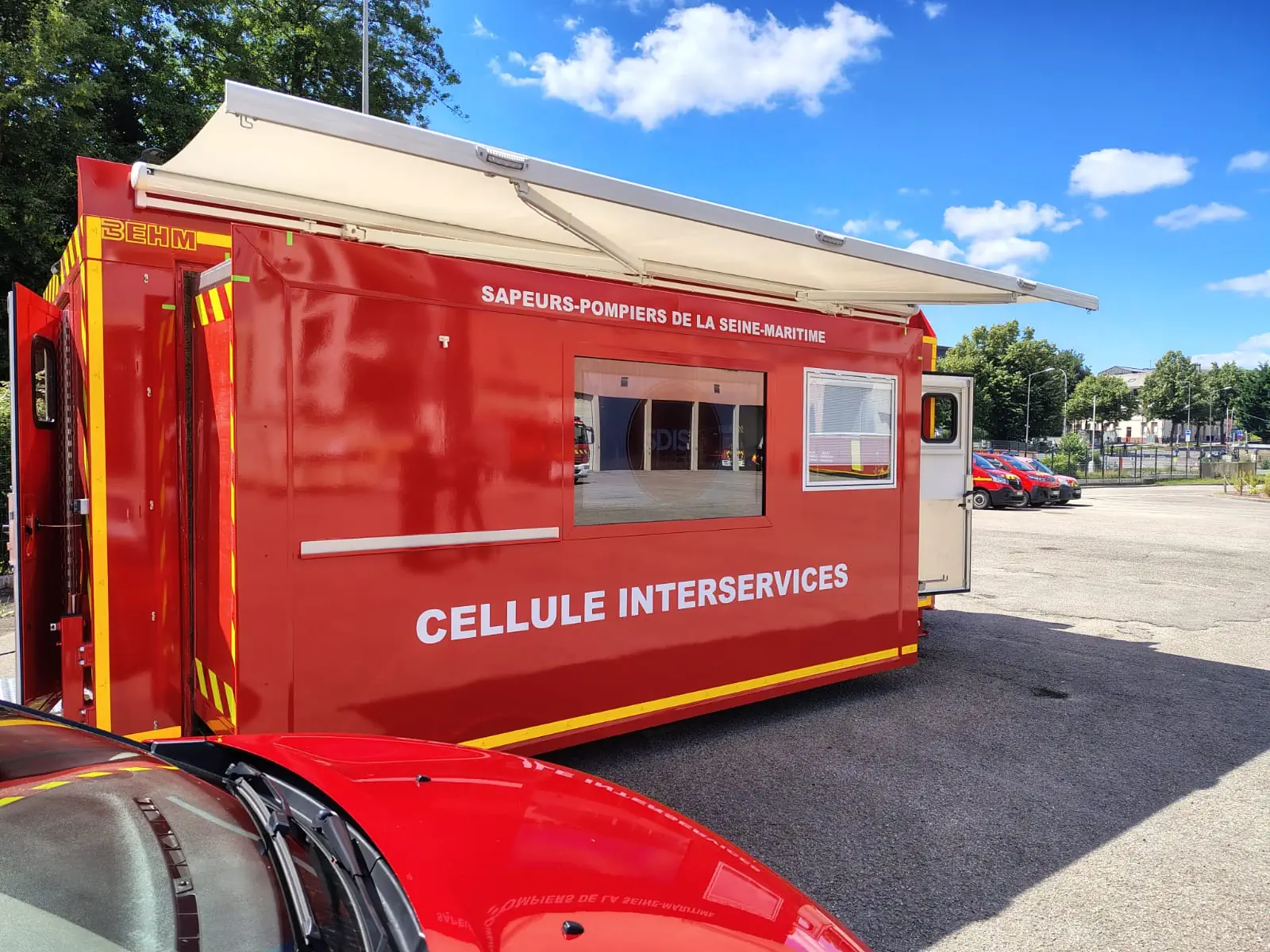 Cellule interservices mobile BEHM aux couleurs des sapeurs-pompiers de Seine-Maritime, poste de commandement déployé