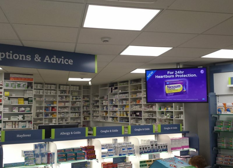 Bagaimana cara menggunakan papan tanda digital untuk kedai ubat anda?